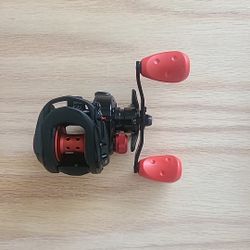 
The Abu Garcia Black Max BlackMAXLP Bait Caster Fishing Reel is a high-quality reel for freshwater fishing. It has a maximum drag of 13.2 lb and a li