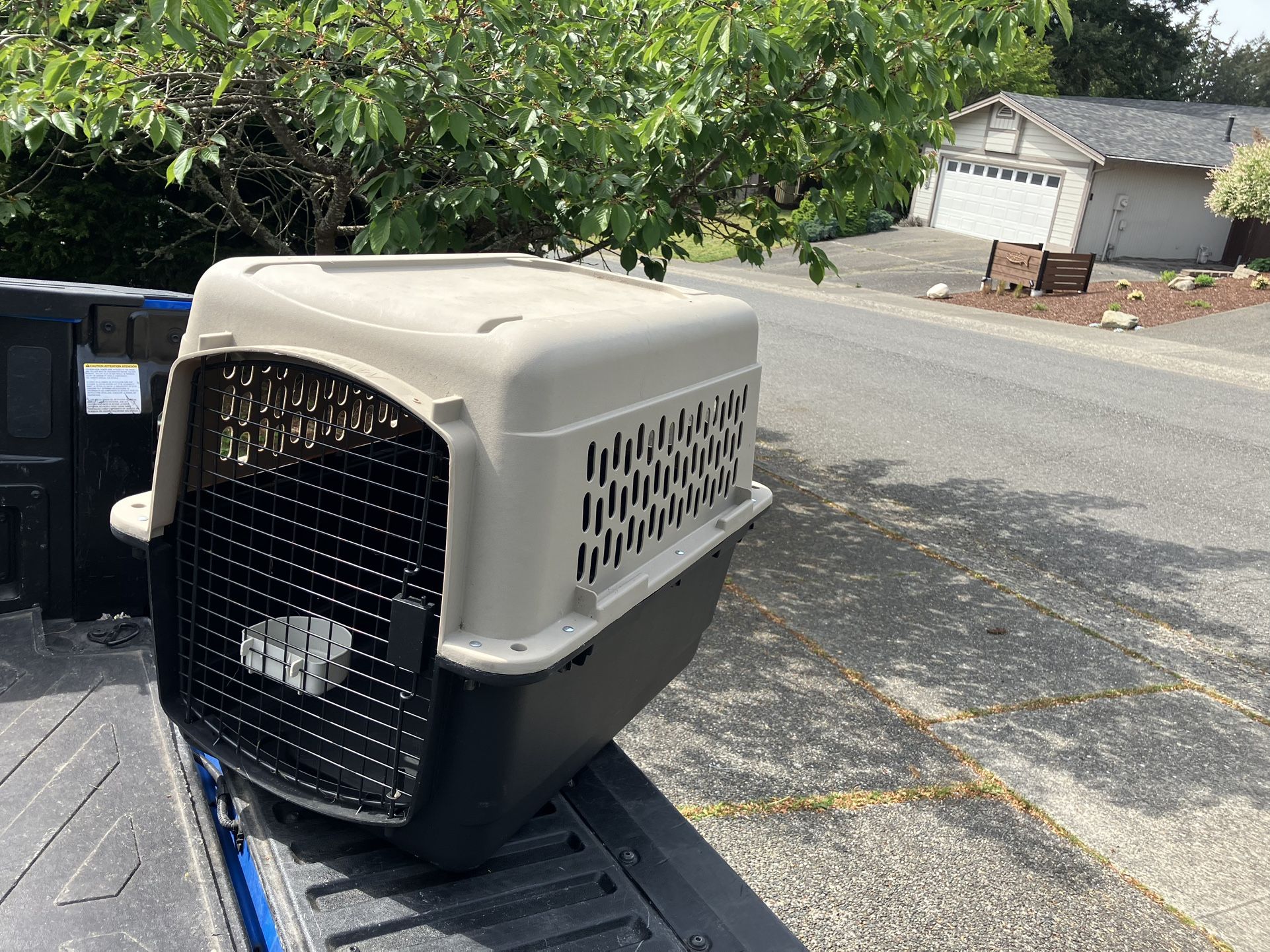 Medium Dog Kennel Crate Carrier Airline Approved like New 32”L by 20” W by 24”