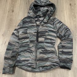 Lululemon Women’s Size 0 Camo “ Fluffin Awesome” 800-fill Down Jacket Camo w/ Hood