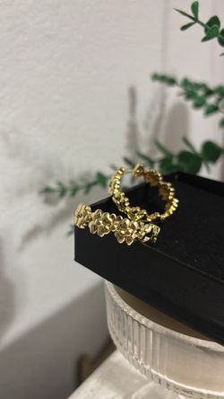 14k Clover Hoops