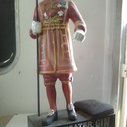 BEEFEATER GIN STATUE