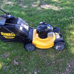 Dewalt 21" Gas Self Propelled Lawn Mower.  Cortadora De Pasto De Gasolina