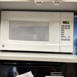 GE MICROWAVE WITH GLASS TURNTABLE 