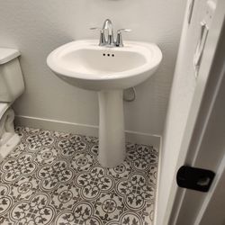 Pedestal Sink With Faucet 