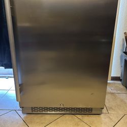 Avallon Locking Fridge 