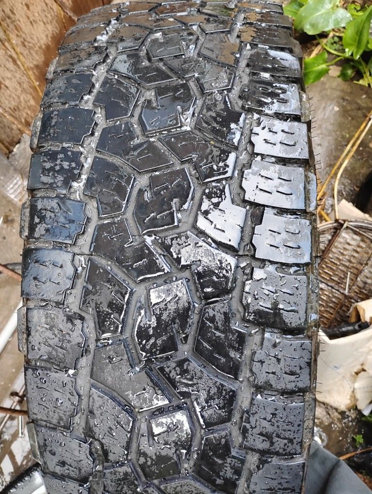 2 Toyo Tires 35 × 12.5 R17LT