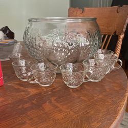 Punch Bowl With 7 Cups -15$