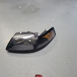99 04 Mustan Headlight
