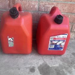 Tengo dos galones de gasolina 30 cada uno $50 por las dos