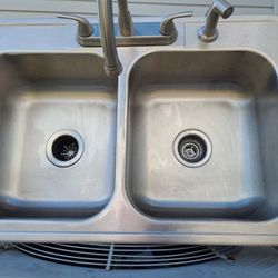 Kitchen Sink With Faucet And Disposal 