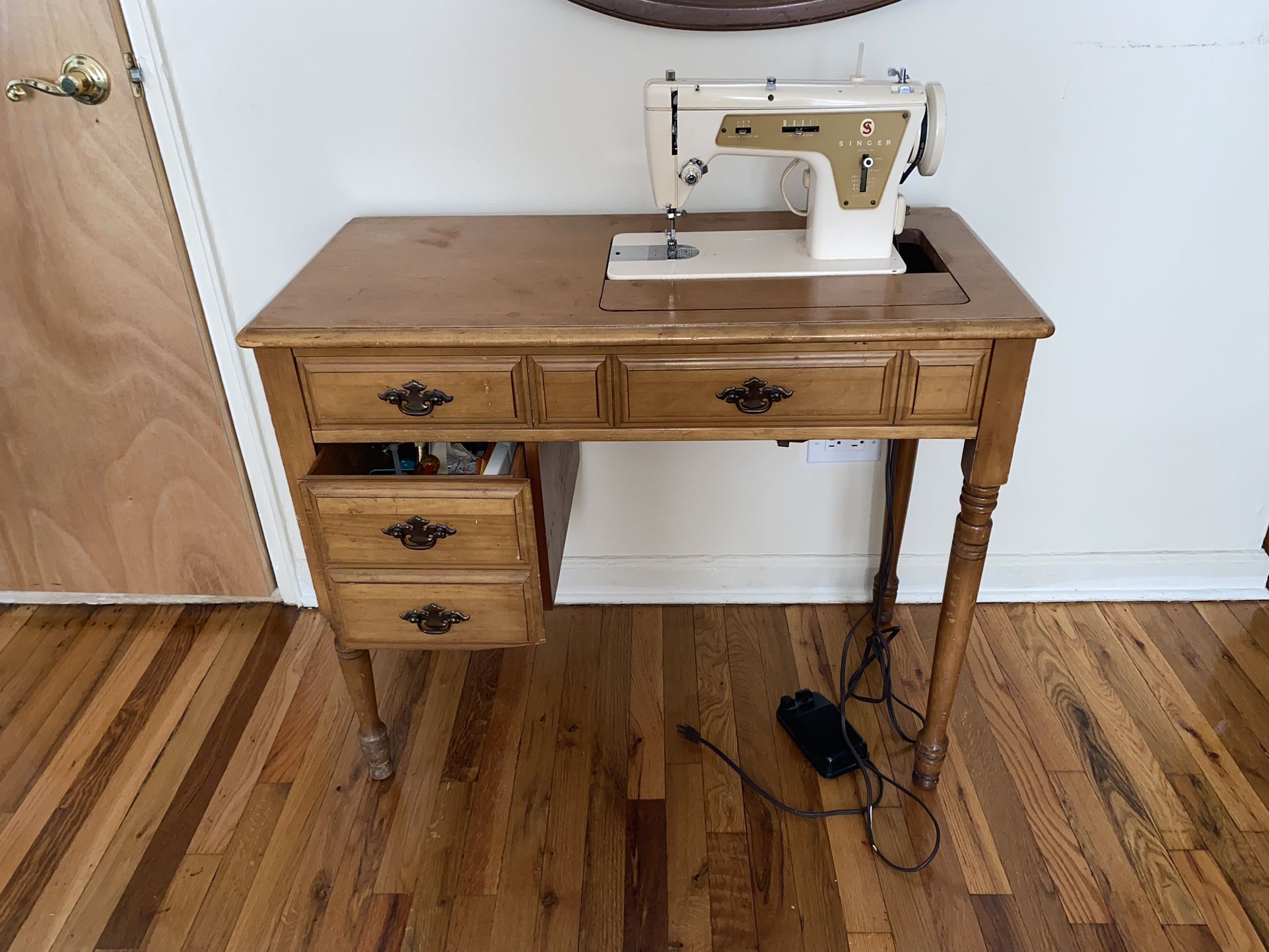 Singer 237 From 1970s Sewing Machine And Table