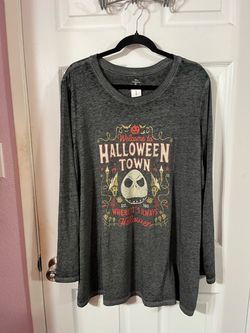 Women’s Size 22 / 24 “Welcome to Halloween Town” Long Sleeve T-Shirt.  Made of 55% Cotton and 45% Polyester.  Brand new Purchased at Lane Bryant.  Smo
