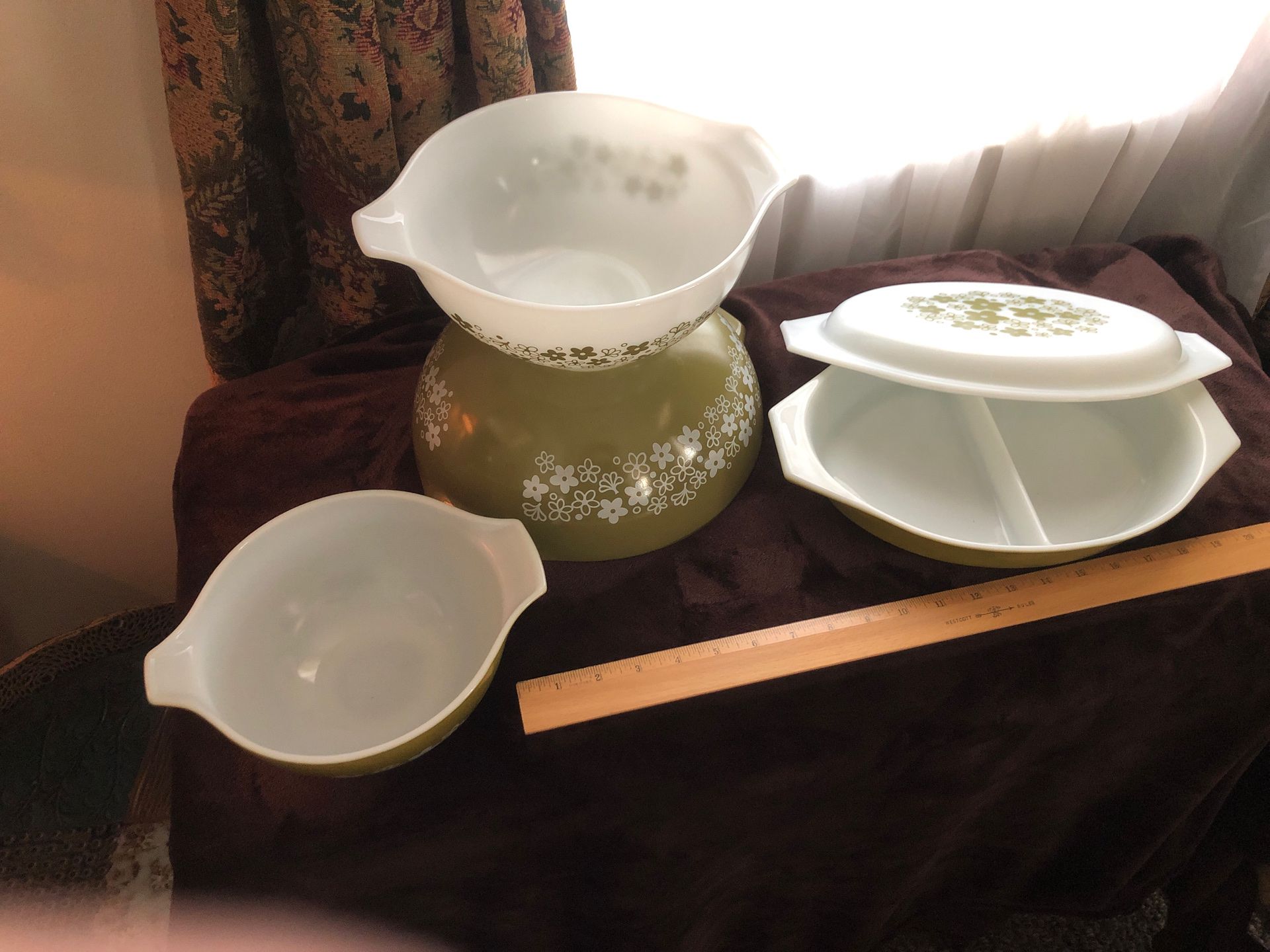 Pyrex set of bowls and 2 section dish with lid