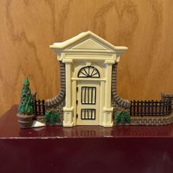 Dept 56 Heritage Collection Disney Parks Village Series Olde World Antiques Gate