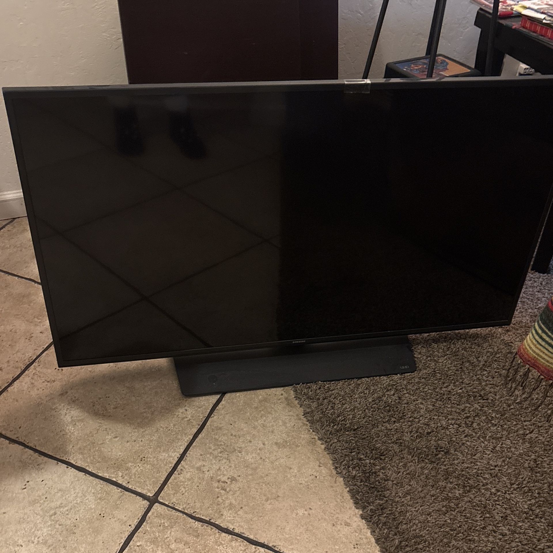 Tv 47 Inch . Samsung. It’s a 2017 And Not A Smart Tv Tho .