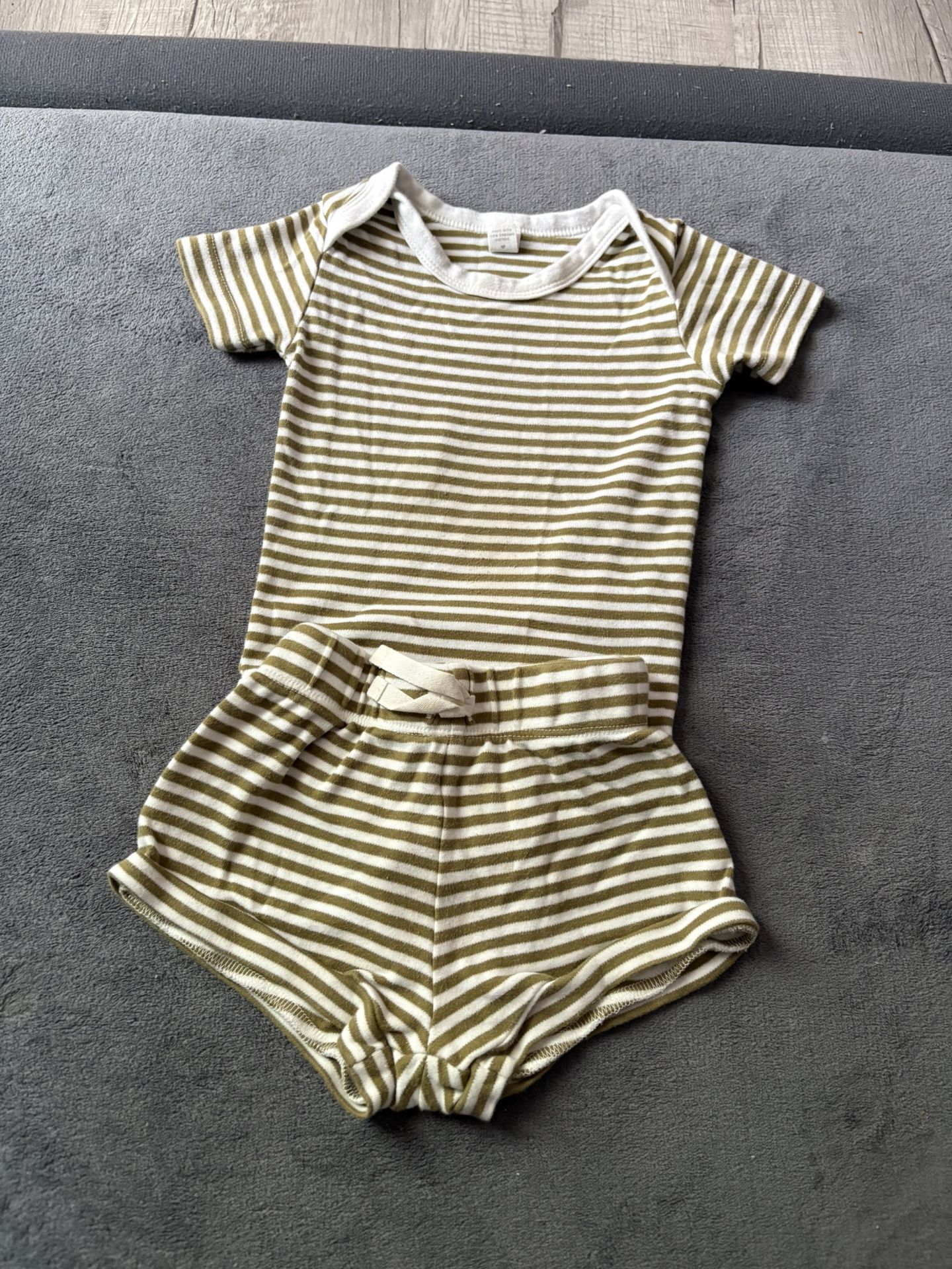 Stylish 2-Piece Unisex Striped Baby Outfit – Comfy & Cute!**