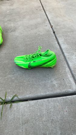 Soccer shoes