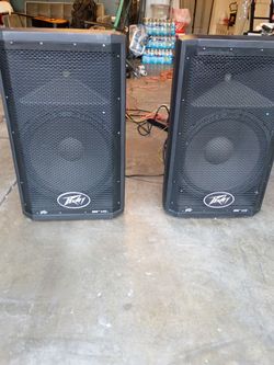 Pair of peavey DM 115 powered speakers