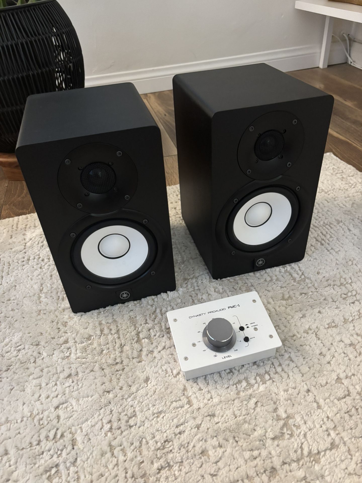 Yamaha HS5 Pair With Volume Controller