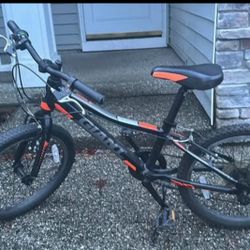 Youth Mountain Bike: Giant Aluxx