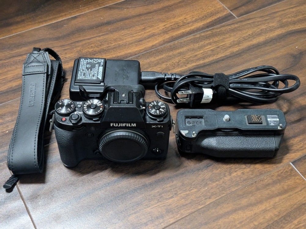 Fujifilm X-T1 Mirrorless Camera Body in Great Condition with Battery Grip