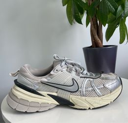 Women Size 8.5 Nike V2K Run Summit White Metallic Silver Shoes