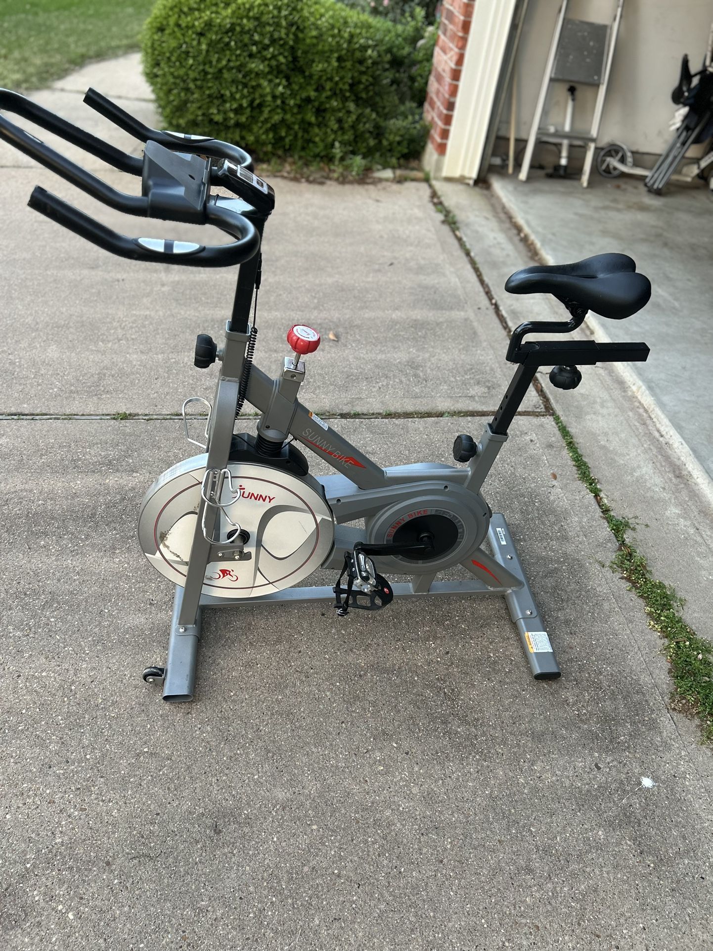 Sunny Health Fitness Synergy Magnetic Indoor Cycling Bike