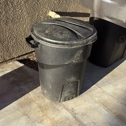Trash can with lid