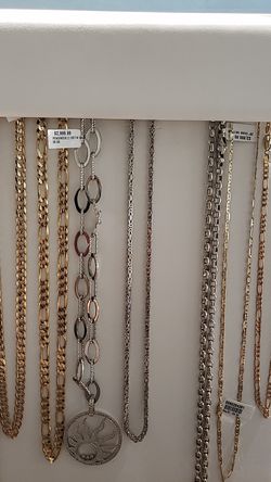 Yellow gold and white gold chains