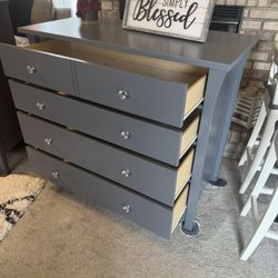 ✨✨BEAUTIFUL GRAY TALL AND WIDE 4 DRAWER DRESSER WITH CRYSTAL KNOBS✨✨