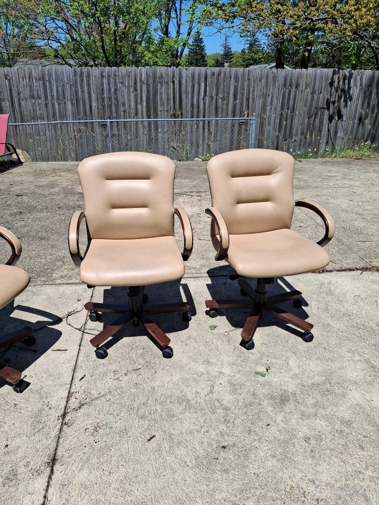 Very Nice Office Chairs There Is Five Of Them