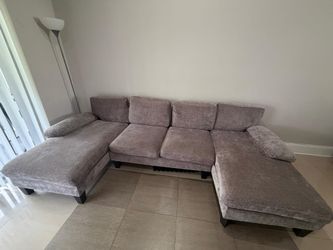 Beautiful couch no stains