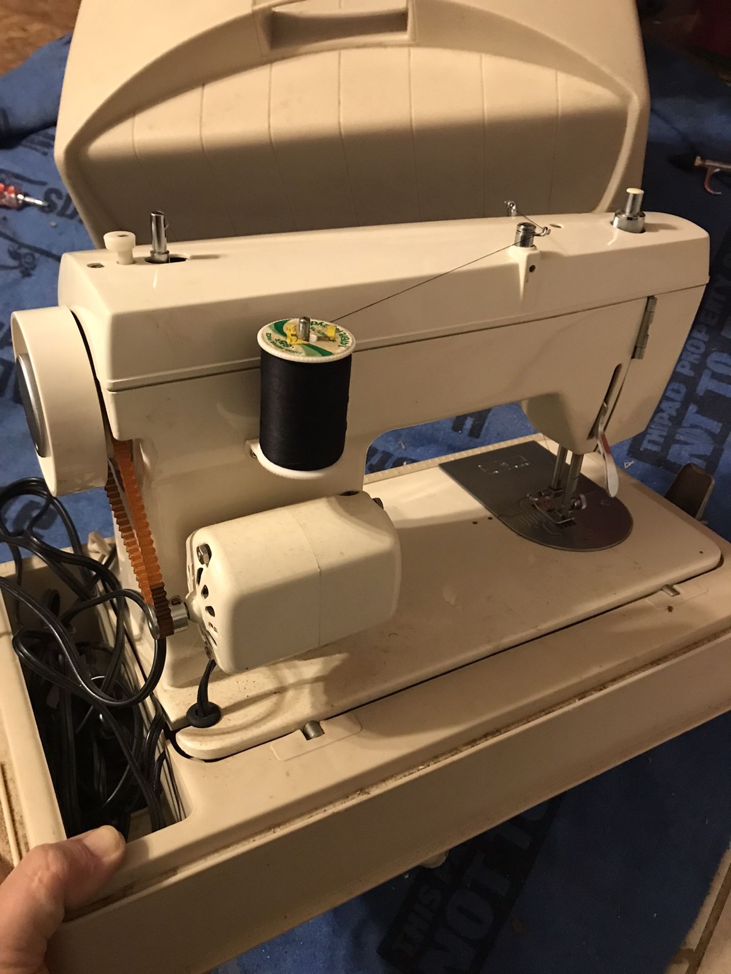 Montgomery Ward 1960's Vintage Sewing machine - www.ice4pros.com.br