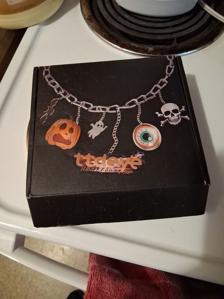 Halloween Contacts And Accessories 