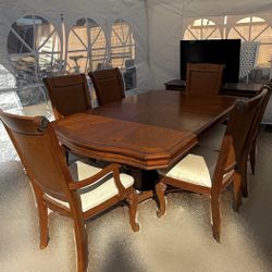 Beautiful Solid Wood Dining Table & 6 Chairs 
