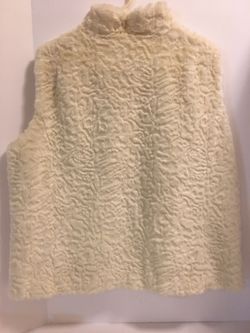 Cold water Creek Plush Faux Fur zip up vest women’s size XL with tag still on, very good condition.  Thumbnail