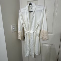 ✨ A&F Bridal Style Satin Robe with Lace Trim