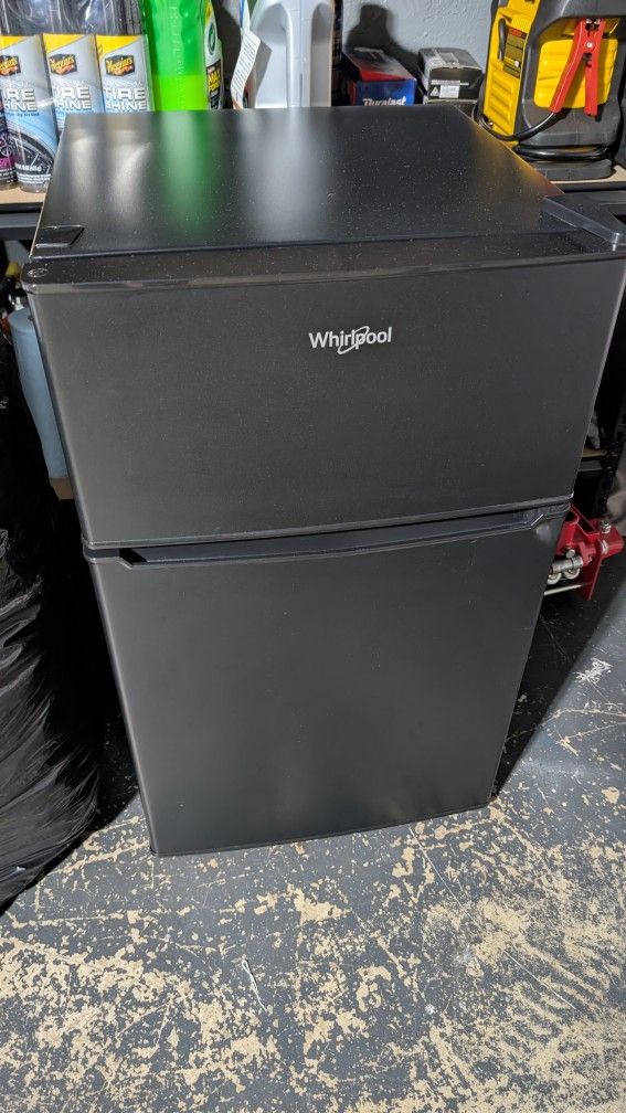 Mini Fridge (Whirlpool)