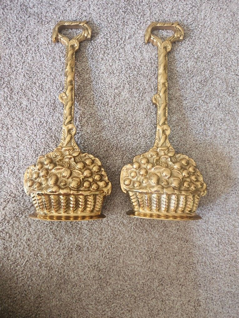 Title:
Vintage Solid Brass Fruit Basket Doorstops – Polished Pair – Made in India
Description:
Beautiful pair of vintage solid brass doorstops featur