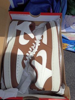 Nikes Brown/white