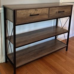 Nice Entry Table  - Great Condition! 