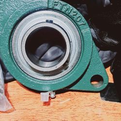 2 BOLT FLANGED BEARING W/ HOUSING