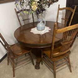 Vintage gorgeous oak table with four matching chairs