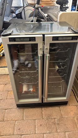 Wine refrigerator