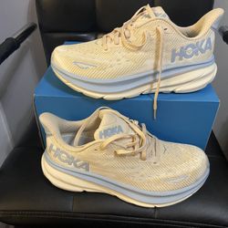 Hoka Clifton 9 / Size 8.5B Women’s $95