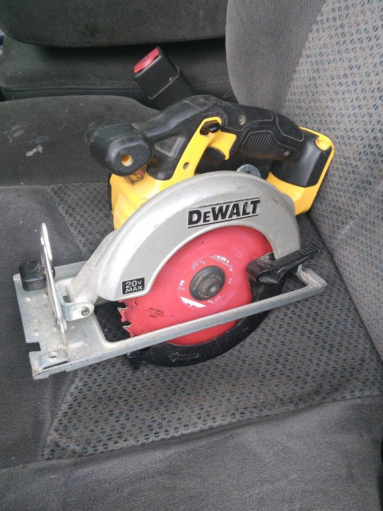 20 VOLT DEWALT CIRCULAR SAW