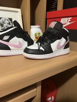 Jordan 1s Pink N Black 