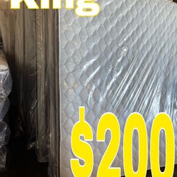 New King Plush Pillow Top/Colchones 