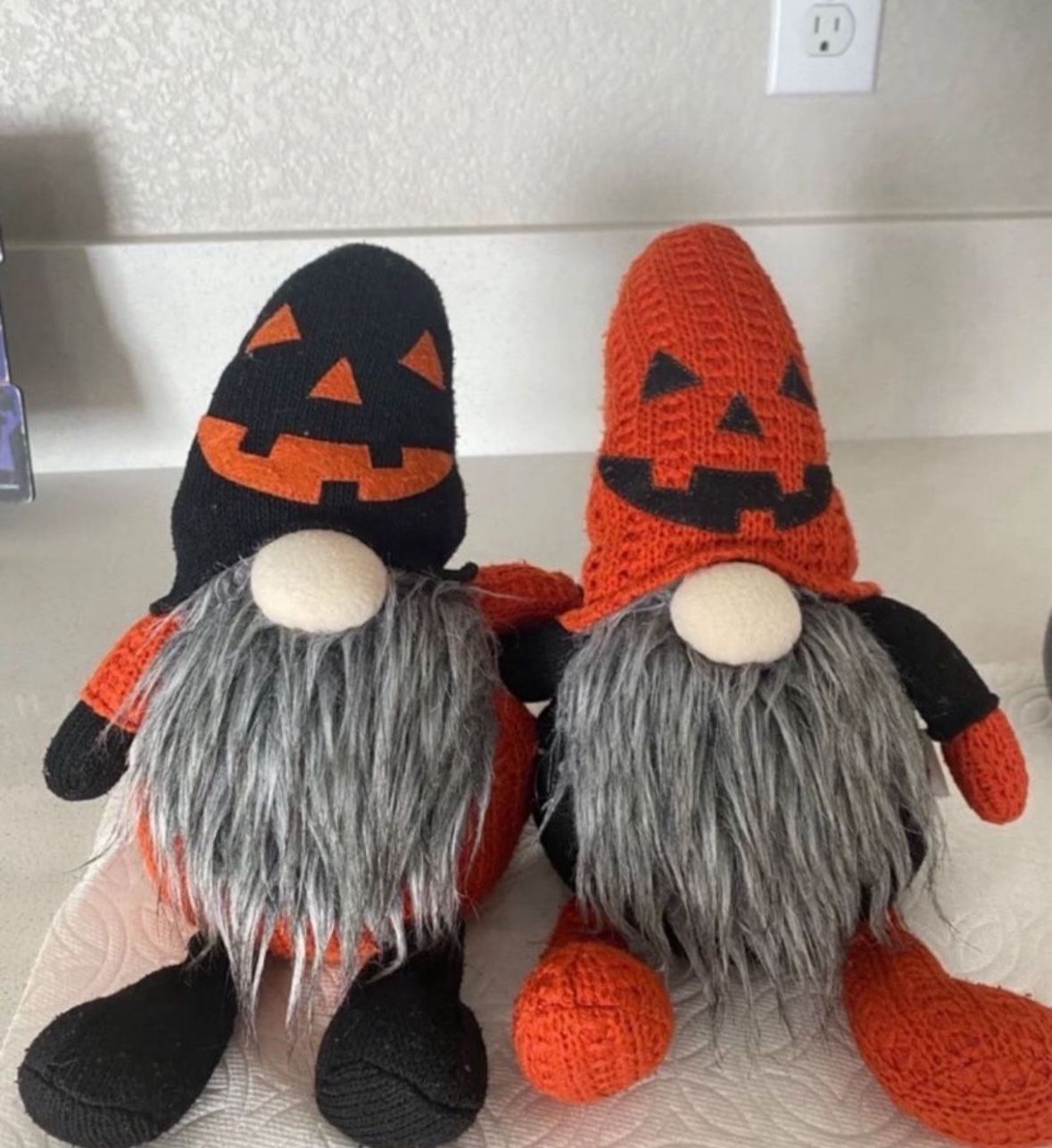 2 HALLOWEEN GNOMES HUGGING