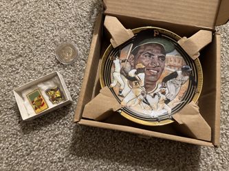 Roberto Clemente Memorabilia Collection - Plate, Pins, and Coin